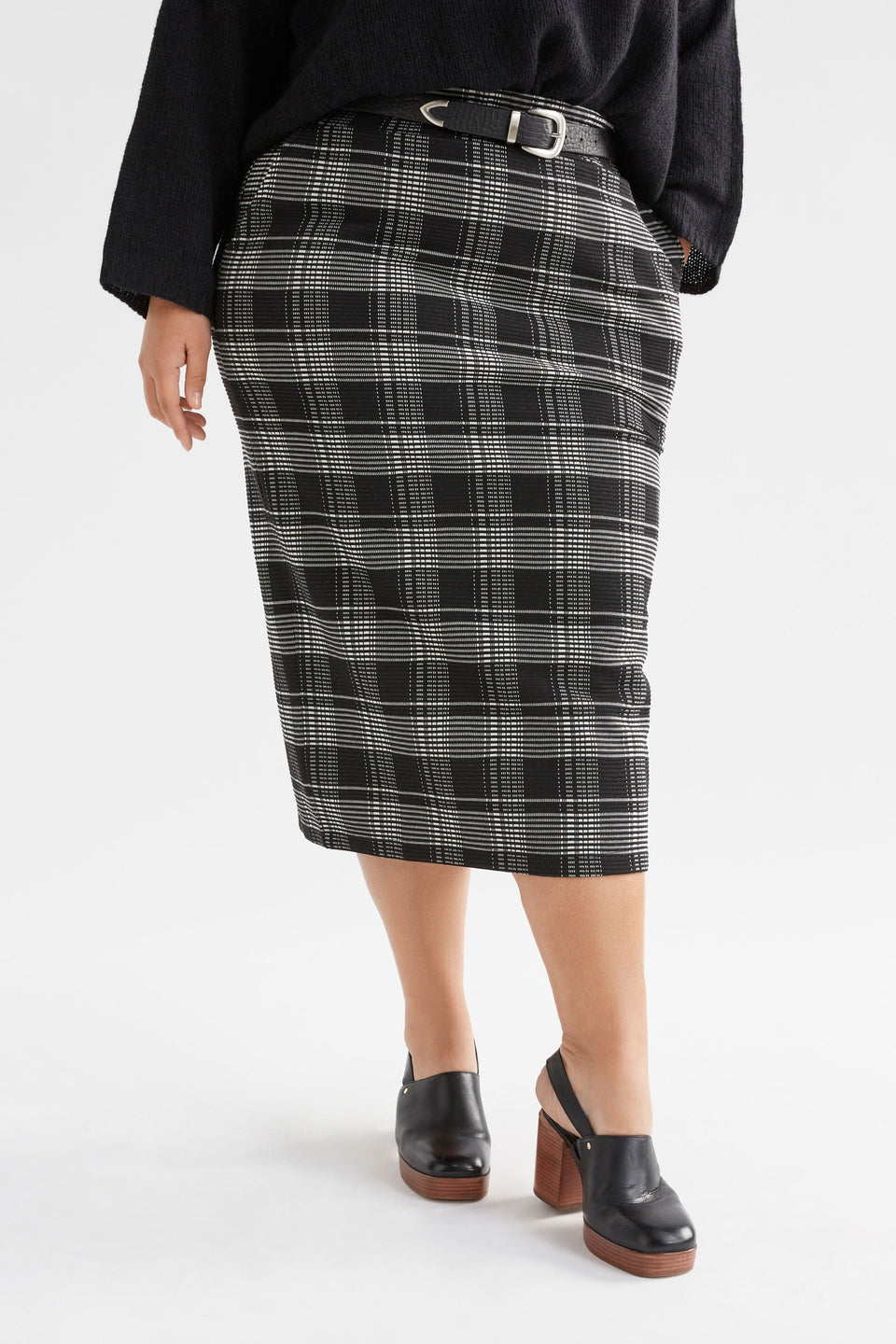 Mairea Jacquard Textured Check Stretch Pencil Skirt Curve Model Front crop | BLACK WHITE CHECK