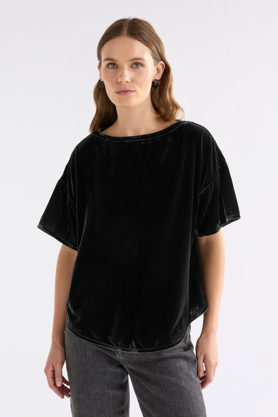 Suuri Boxy Sleeve Drop Shoulder Velvet Top Model Front | CHARCOAL