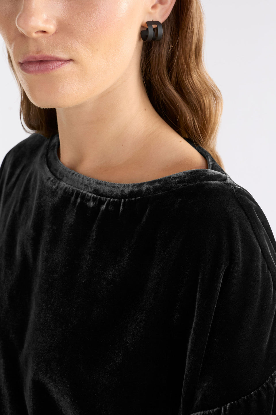 Suuri Boxy Sleeve Drop Shoulder Velvet Top Model Front detail | CHARCOAL