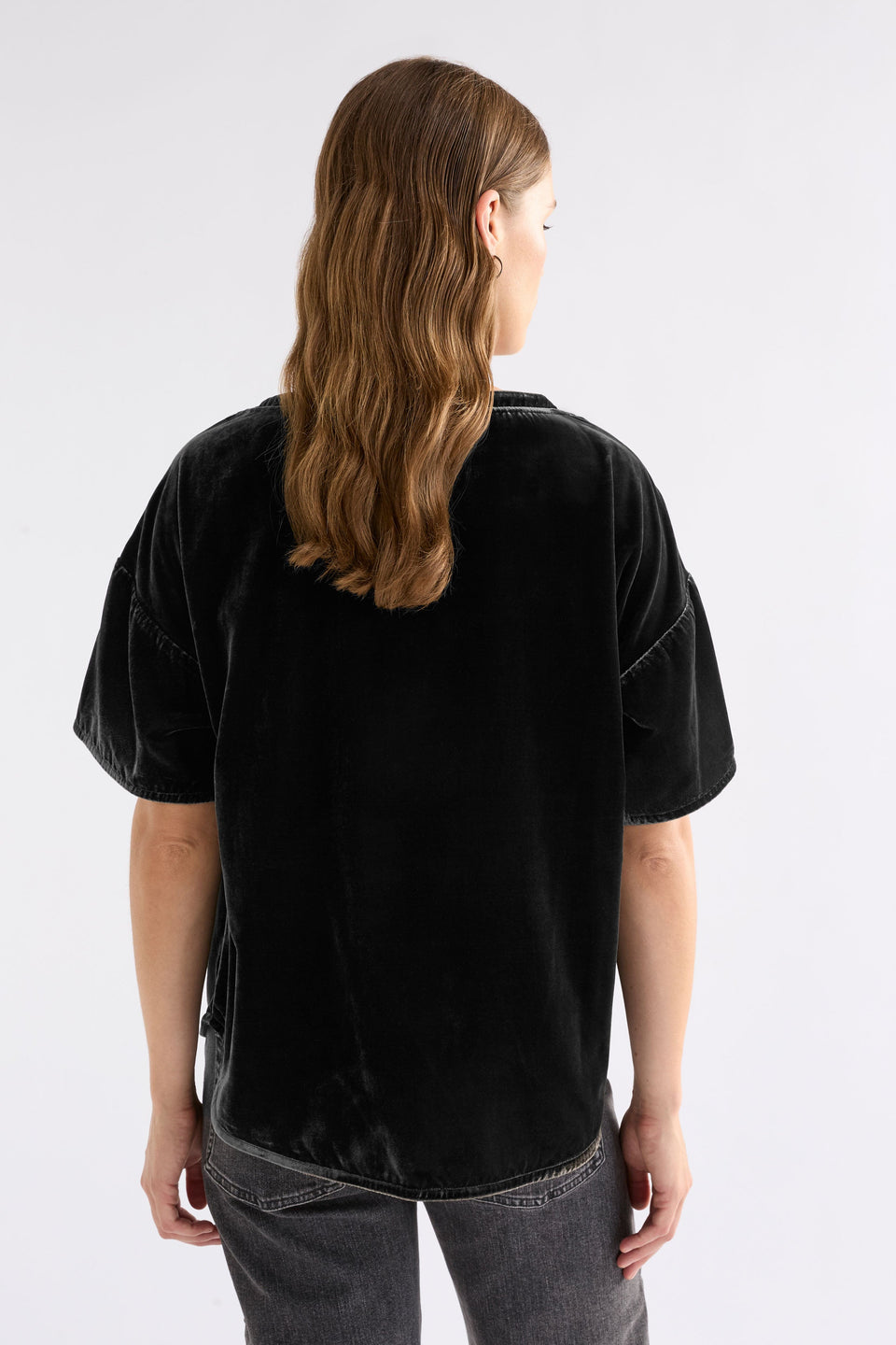 Suuri Boxy Sleeve Drop Shoulder Velvet Top Model Back | CHARCOAL