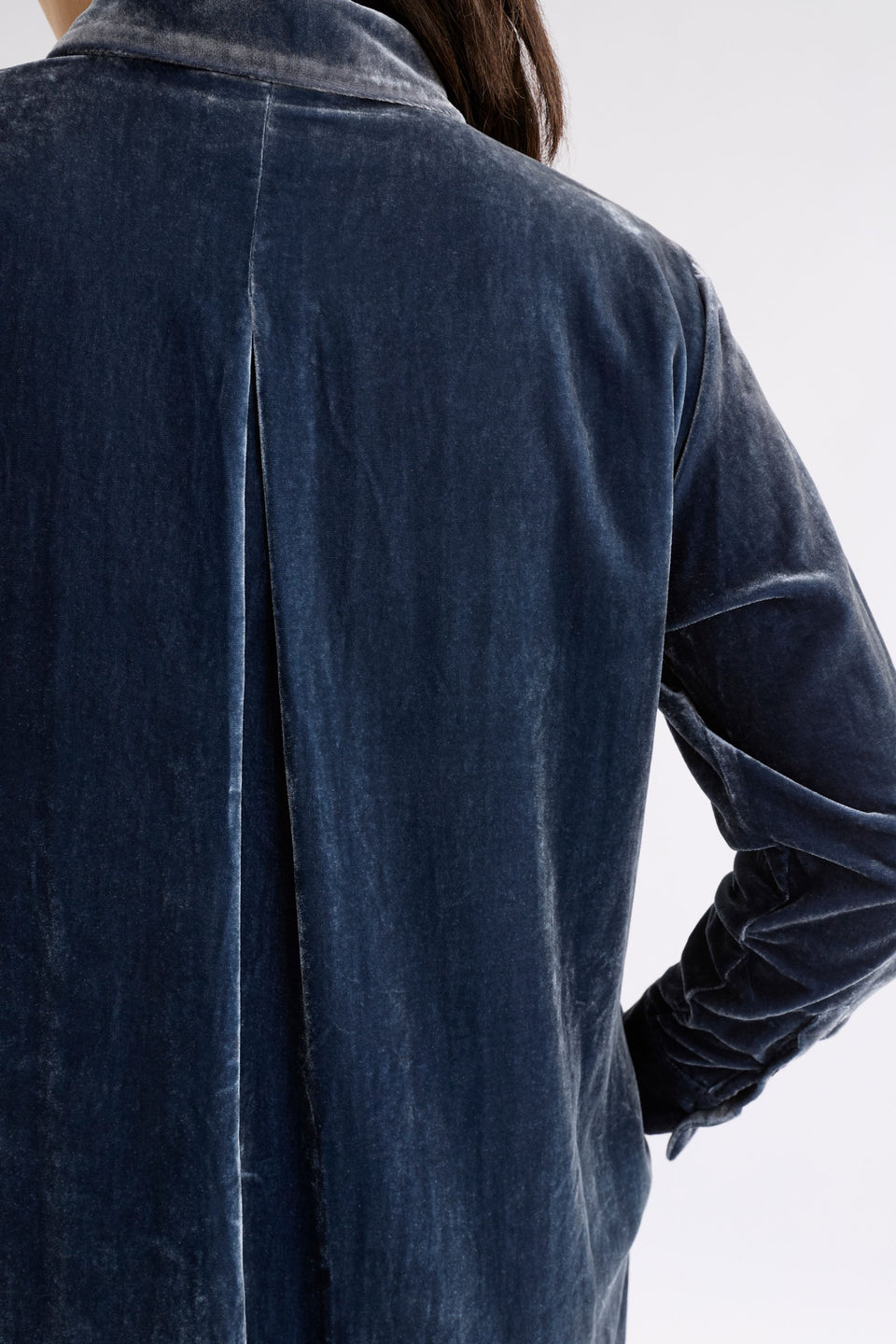 Suuri Velvet Scooped Hem Midi Shirt Dress Model Back Detail| BLUE STEEL