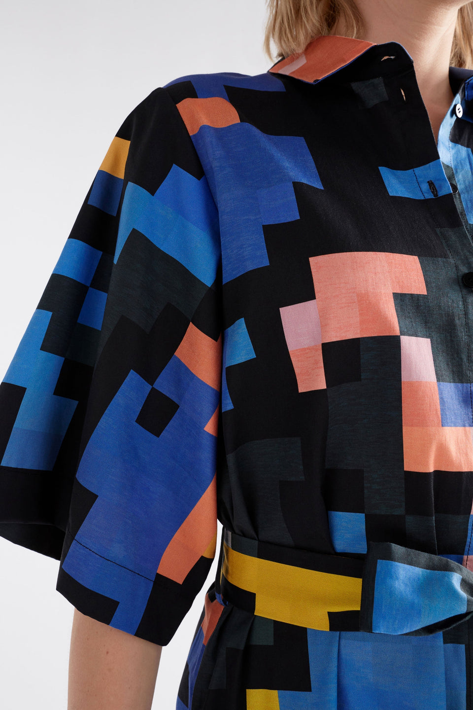 Grand Wide Short Sleeve Print Midi Shirt Dress Model Front detail | LUCENT PRINT