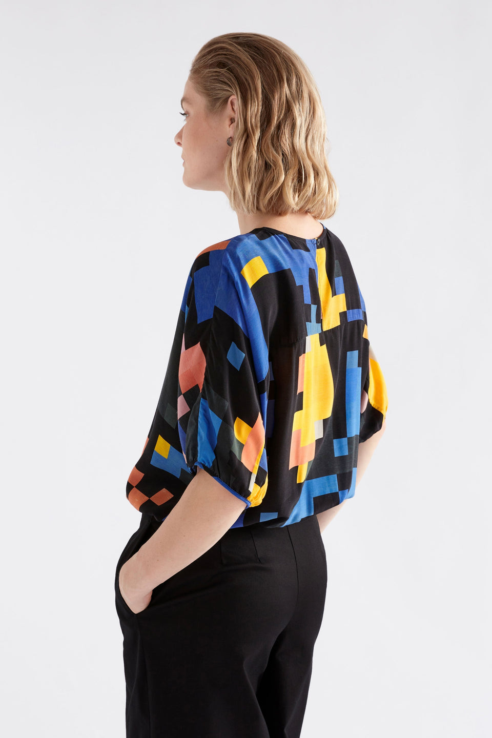 Moda Relaxed Batwing Sleeve and Gathered Hem Short Sleeve Print Top model Angled Back | LUCENT PRINT