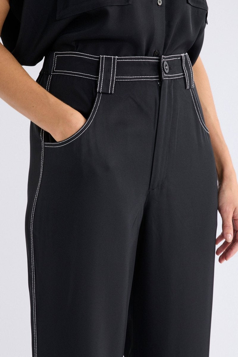 Hullu Mid Rise Contrast Top-Stitch Straight Leg Pant Model Front | BLACK