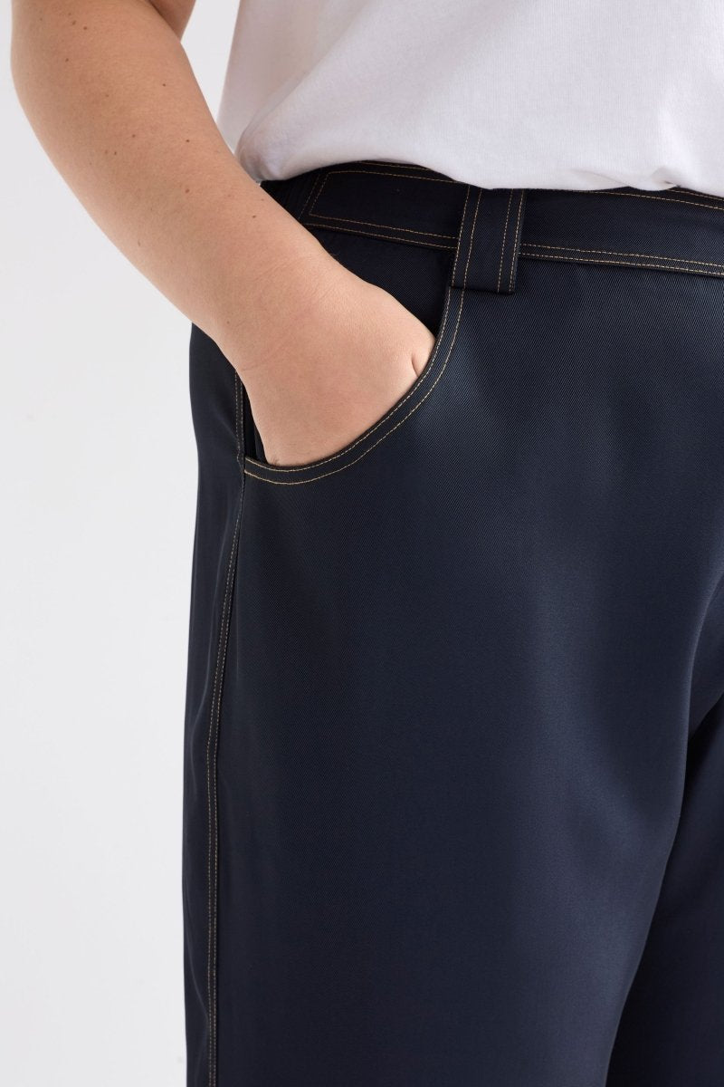 Hullu Mid Rise Contrast Top-Stitch Straight Leg Pant Model Front detail | NAVY