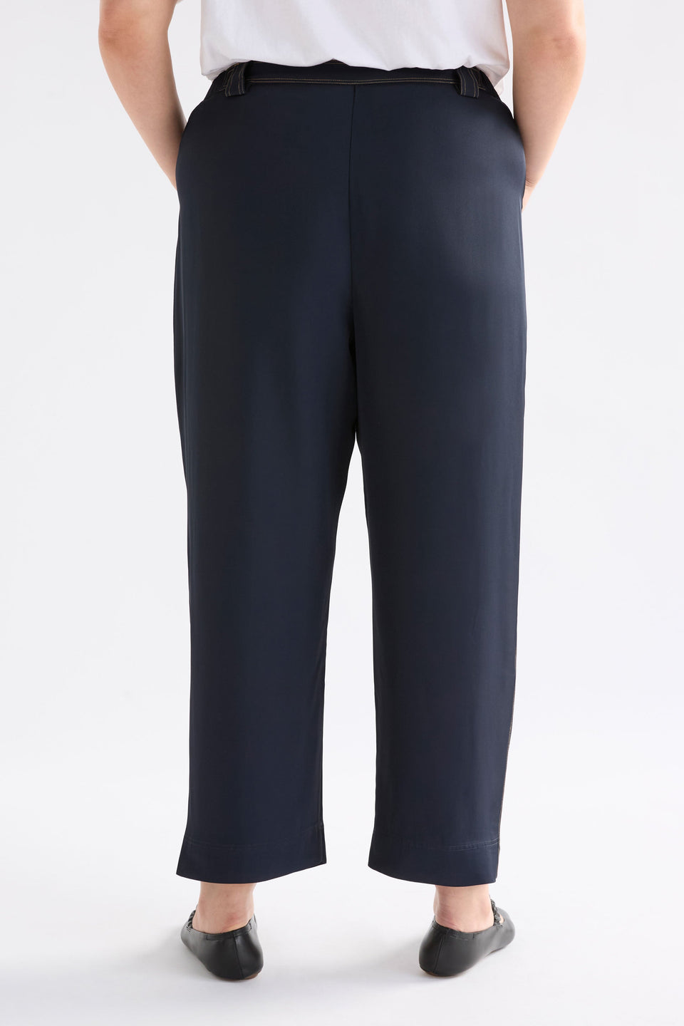 Hullu Mid Rise Contrast Top-Stitch Straight Leg Pant Curve Model Back | NAVY
