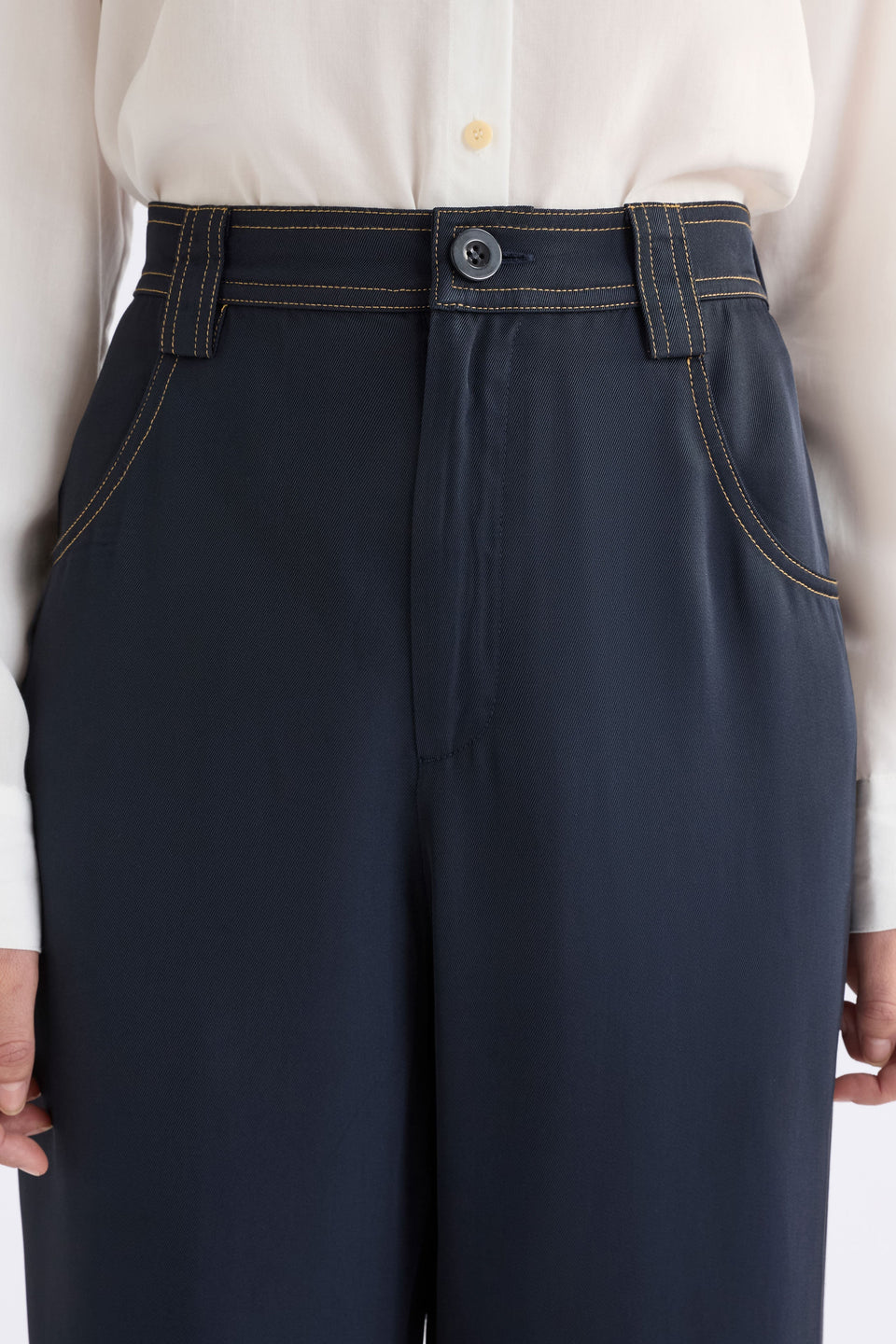 Hullu Mid Rise Contrast Top-Stitch Straight Leg Pant Model Front detail 2 | NAVY