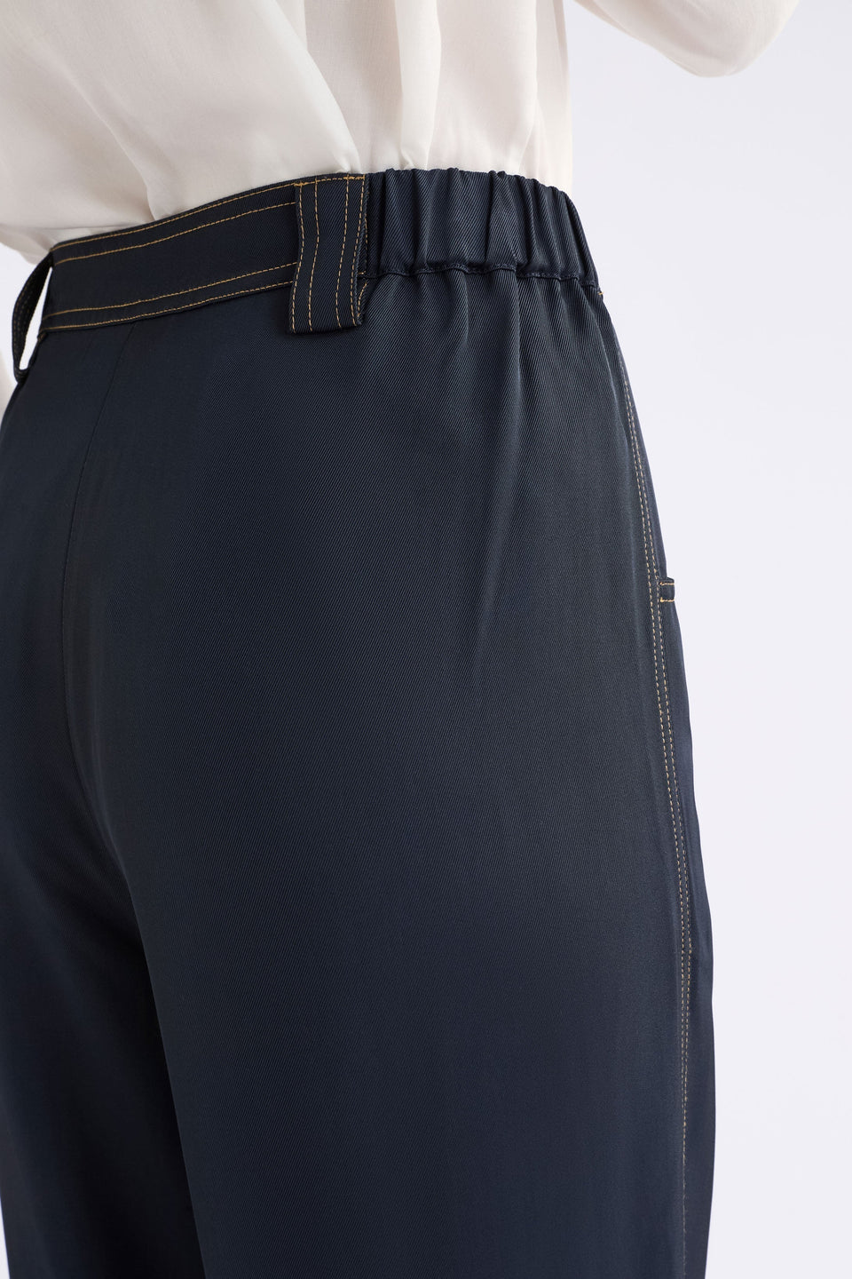 Hullu Mid Rise Contrast Top-Stitch Straight Leg Pant Model Back Detail | NAVY