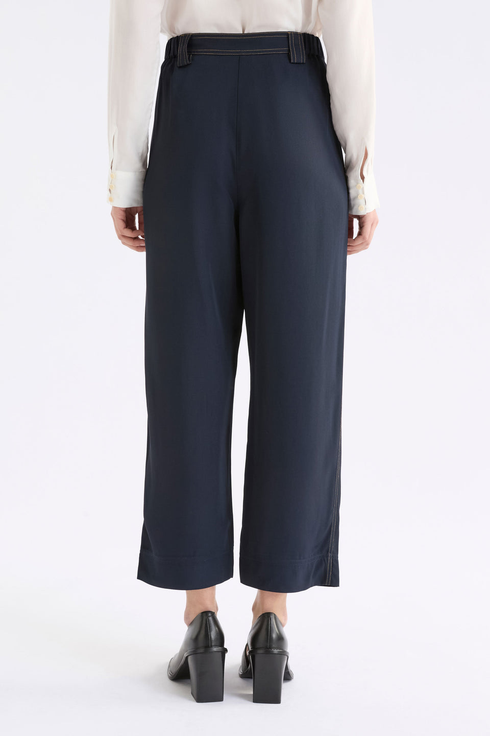 Hullu Mid Rise Contrast Top-Stitch Straight Leg Pant Model Back | NAVY
