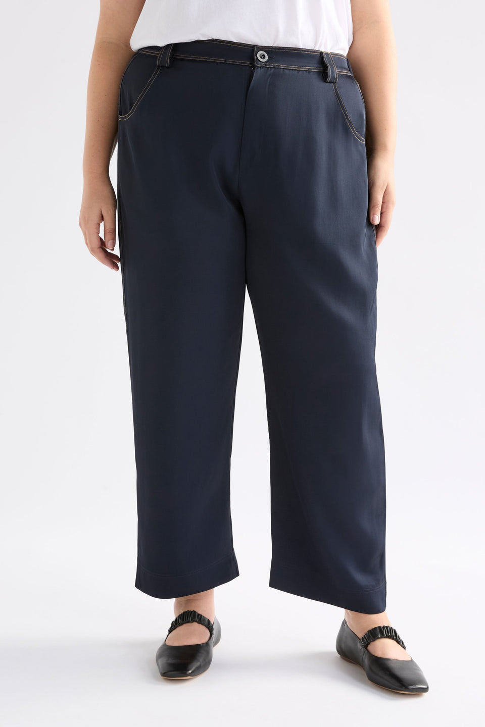 Hullu Mid Rise Contrast Top-Stitch Straight Leg Pant Curve Model Front crop | NAVY