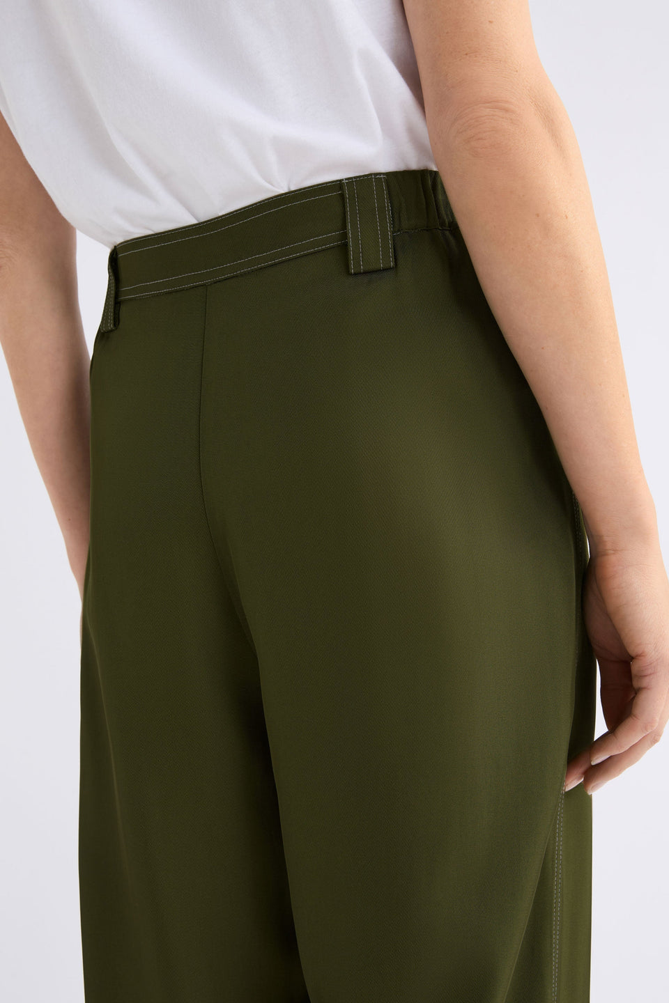Hullu Mid Rise Contrast Top-Stitch Straight Leg Pant Model back detail | BRIGHT OLIVE