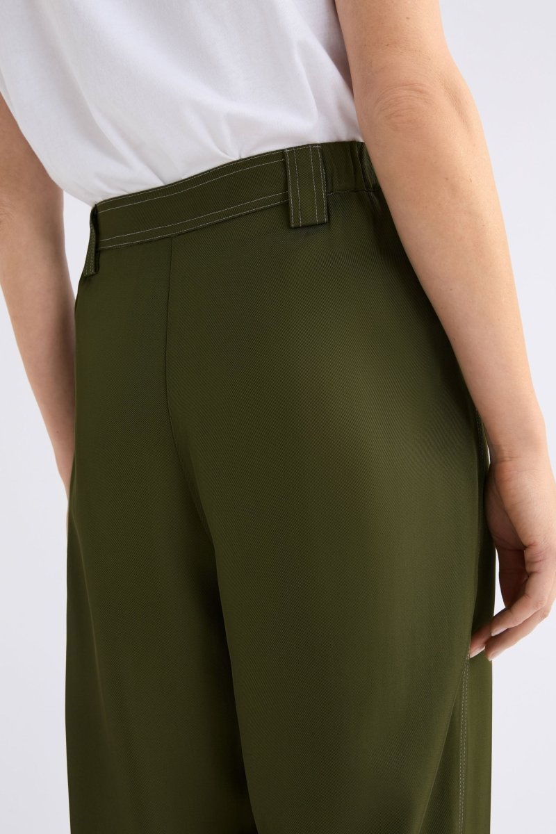 Hullu Mid Rise Contrast Top-Stitch Straight Leg Pant Model back detail | BRIGHT OLIVE