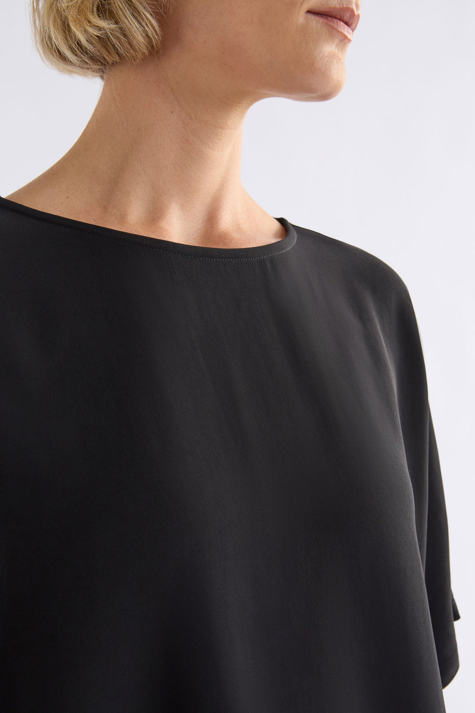 Miki Relaxed Curved Hem Tshirt Model Front detail | BLACK