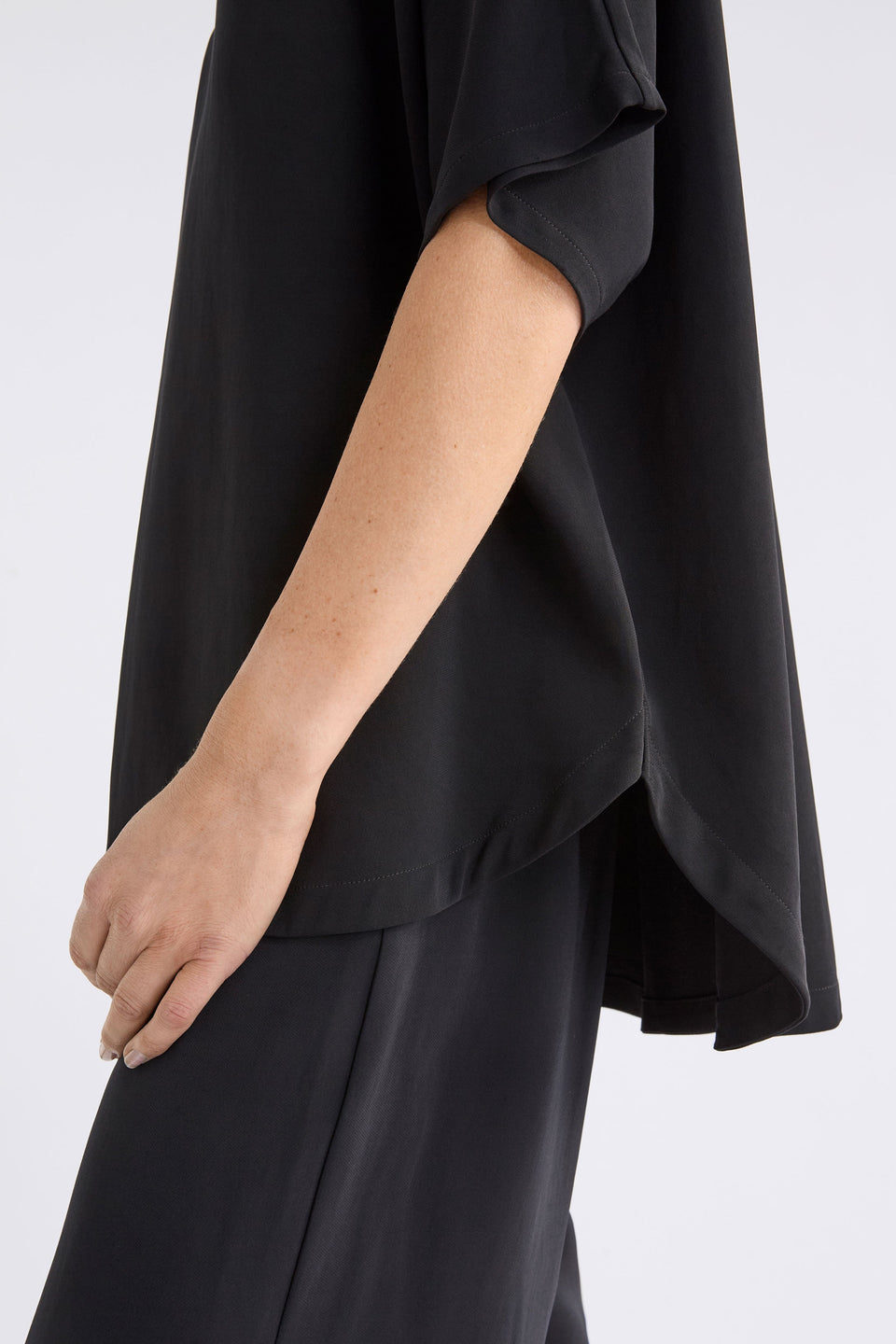 Miki Relaxed Curved Hem Tshirt Model Side | BLACK