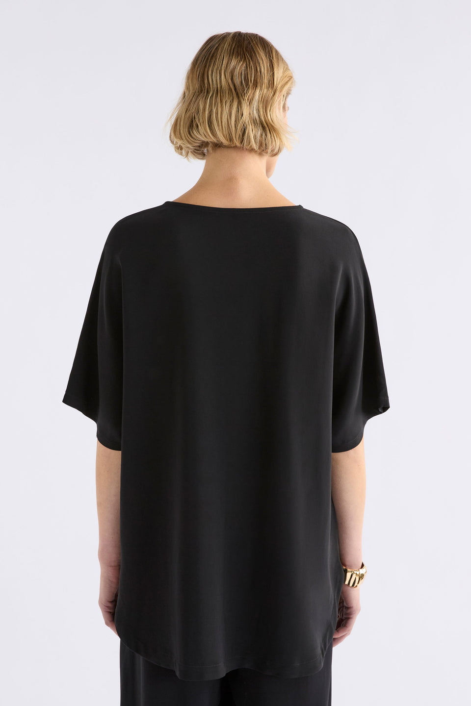 Miki Relaxed Curved Hem Tshirt Model Back | BLACK