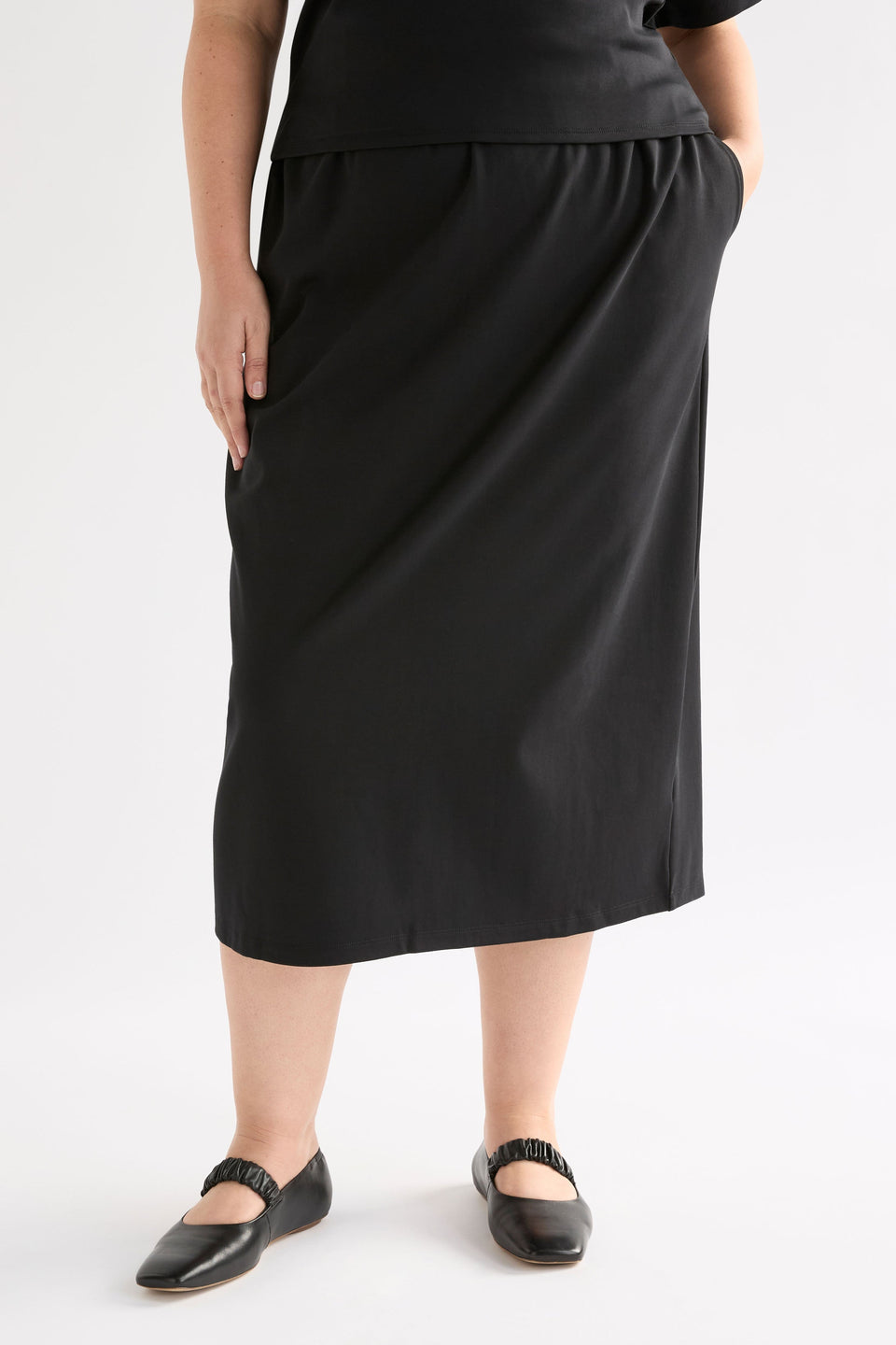 Mana Skirt on Model | BLACK