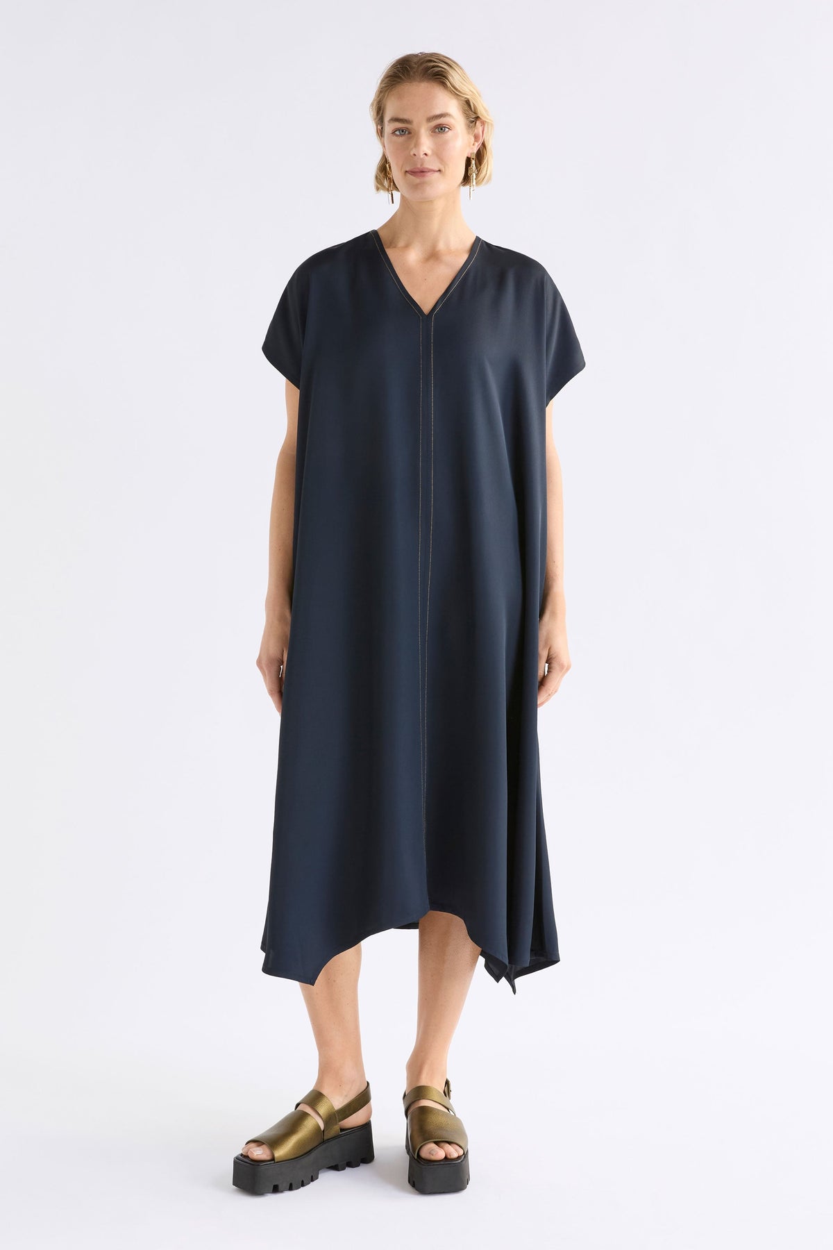 Hullu Short Sleeve V-neck Relaxed Handkerchief Hem Top Stitch Dress Model Front | NAVY