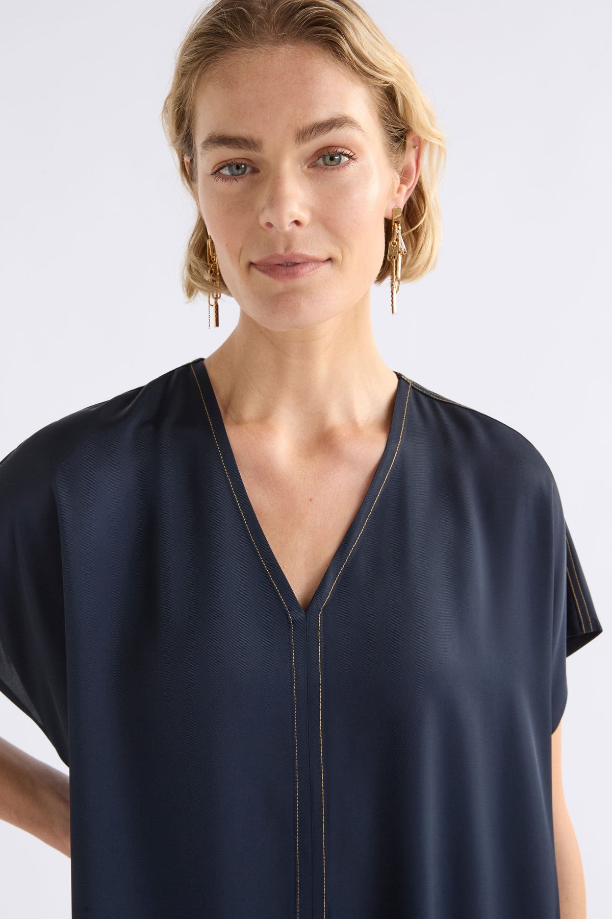 Hullu Short Sleeve V-neck Relaxed Handkerchief Hem Top Stitch Dress Model Front detail | NAVY