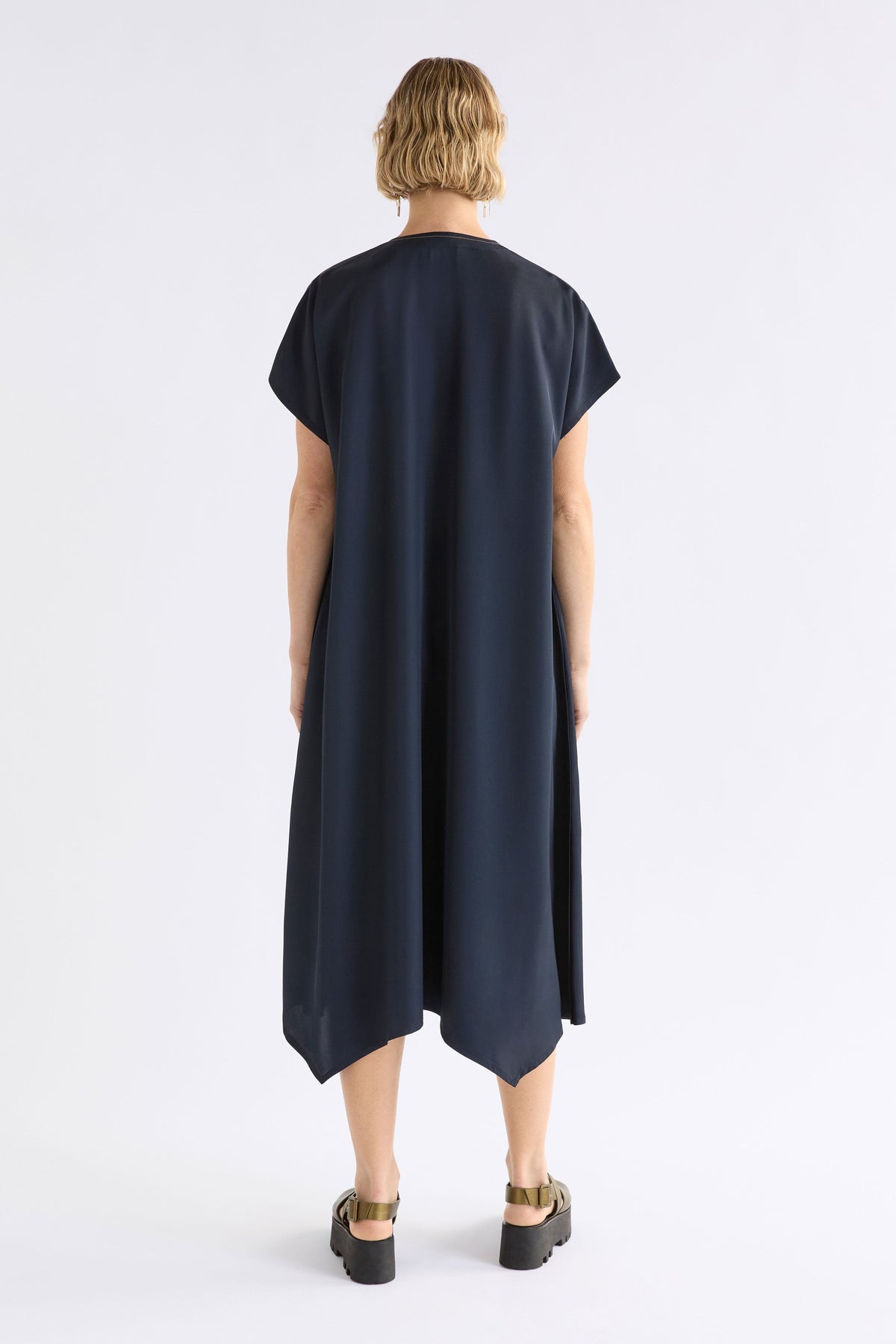 Hullu Short Sleeve V-neck Relaxed Handkerchief Hem Top Stitch Dress Model Back | NAVY