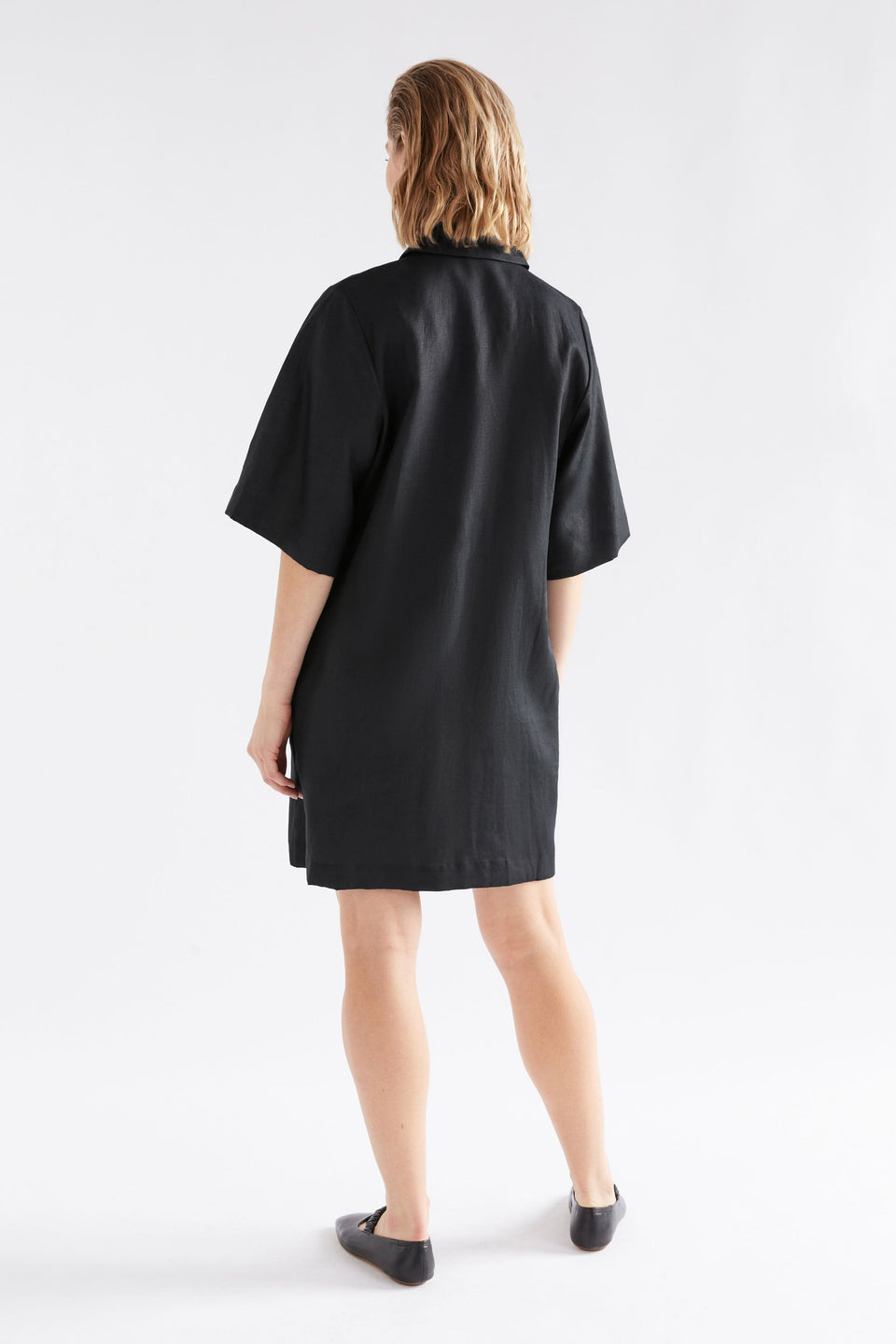 Llinen Relaxed Wide Short Sleeve Linen Short Shirt Dress with Waist tie Model Back | BLACK