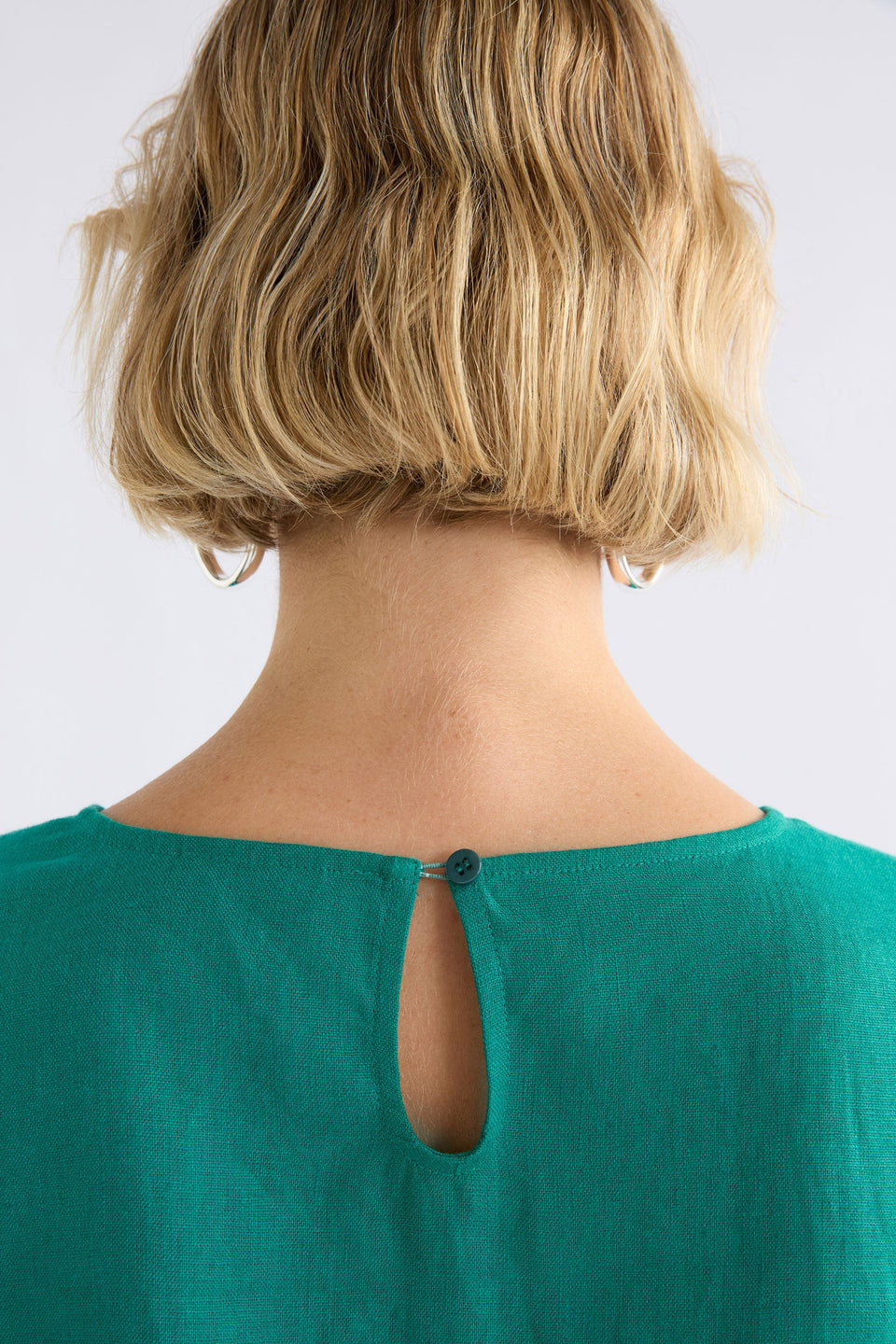 Llinen Boxy Elbow Length Sleeve Round Neck Linen Cropped Top Model Back Detail | BRIGHT TEAL