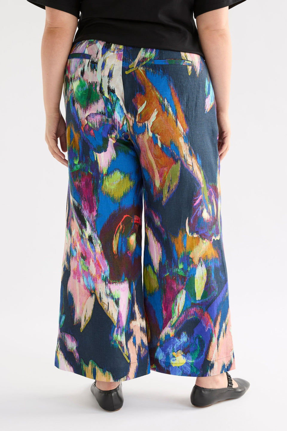 Lato Pant on Curve Model Back View Detail | VAARA PRINT