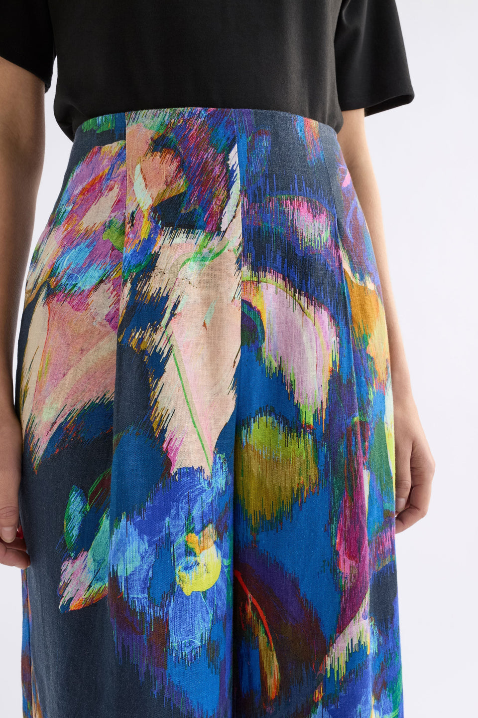 Lato Pant on Model Close Up of waist | VAARA PRINT