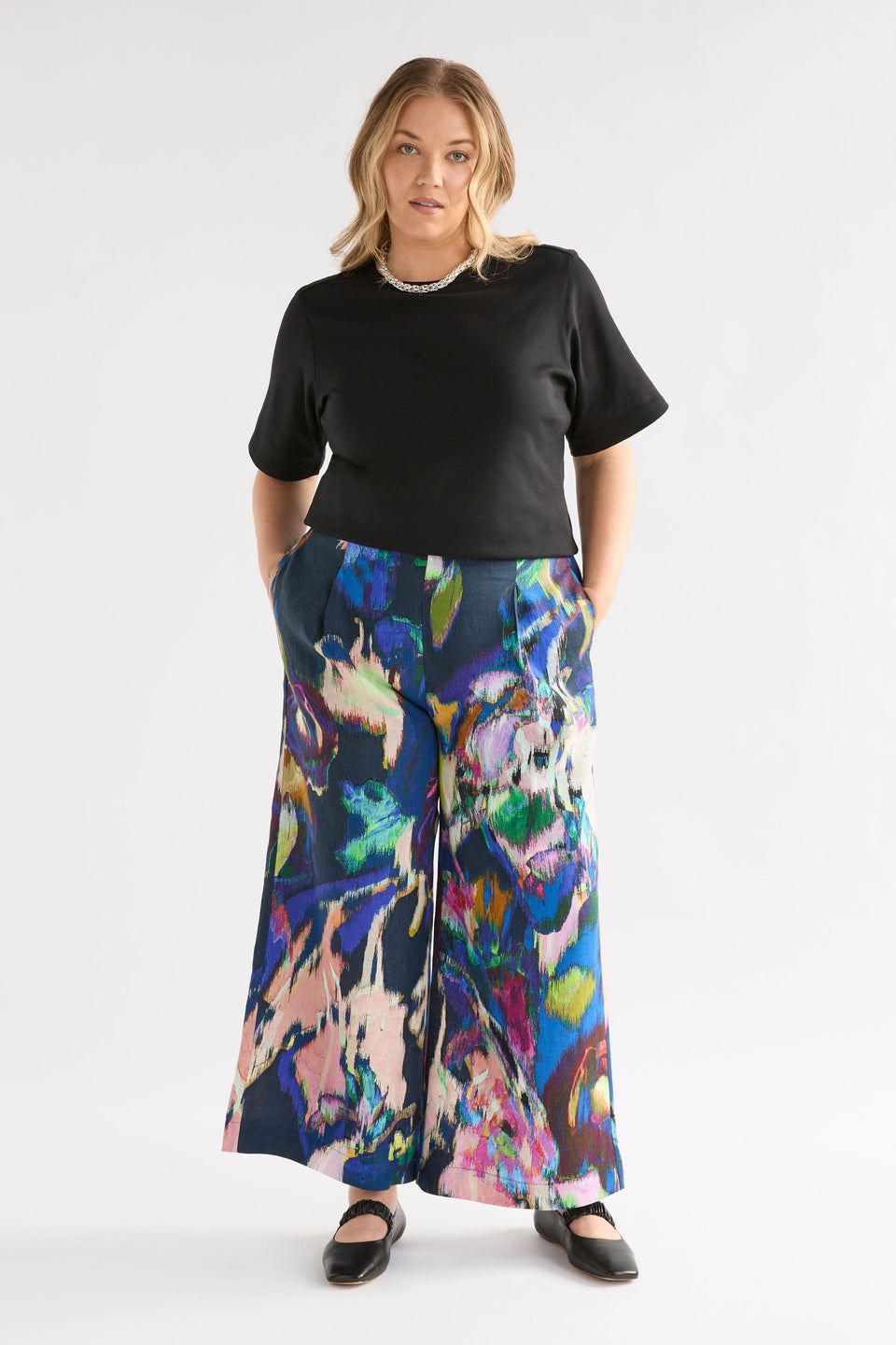 Lato Pant on Curve Model | VAARA PRINT
