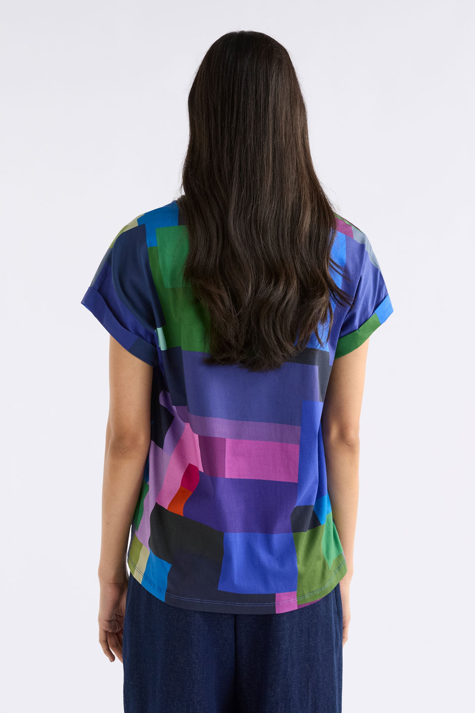 Lento Organic Cotton Bold Print Rolled Sleeve T-shirt Model Back | LUCENT TEE PRINT