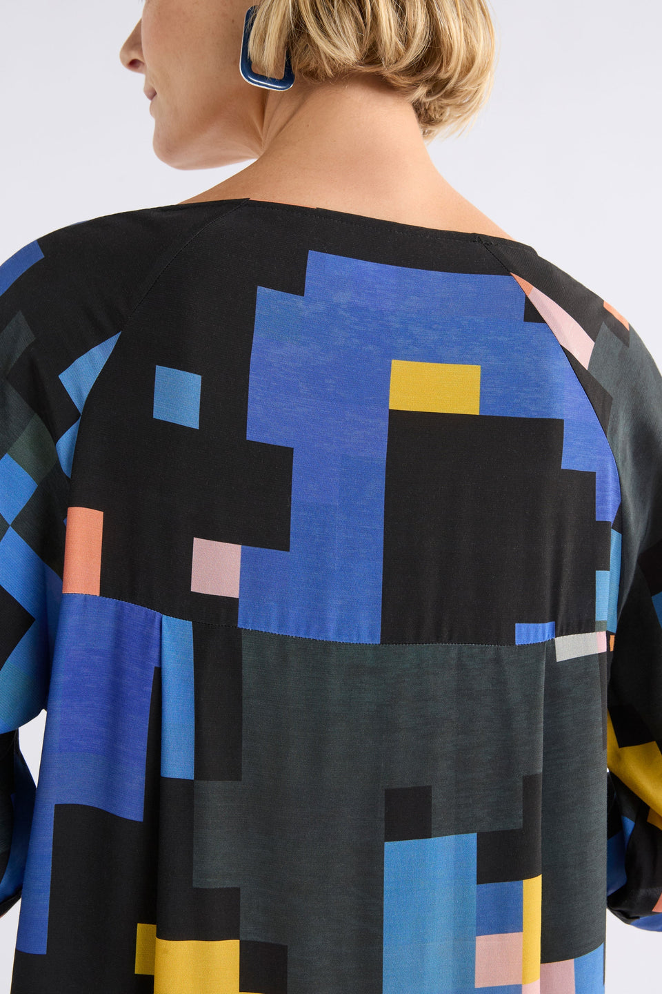 Malo Floaty V-Neck Short Sleeve Print Short Dress Model Back Detail | LUCENT PRINT