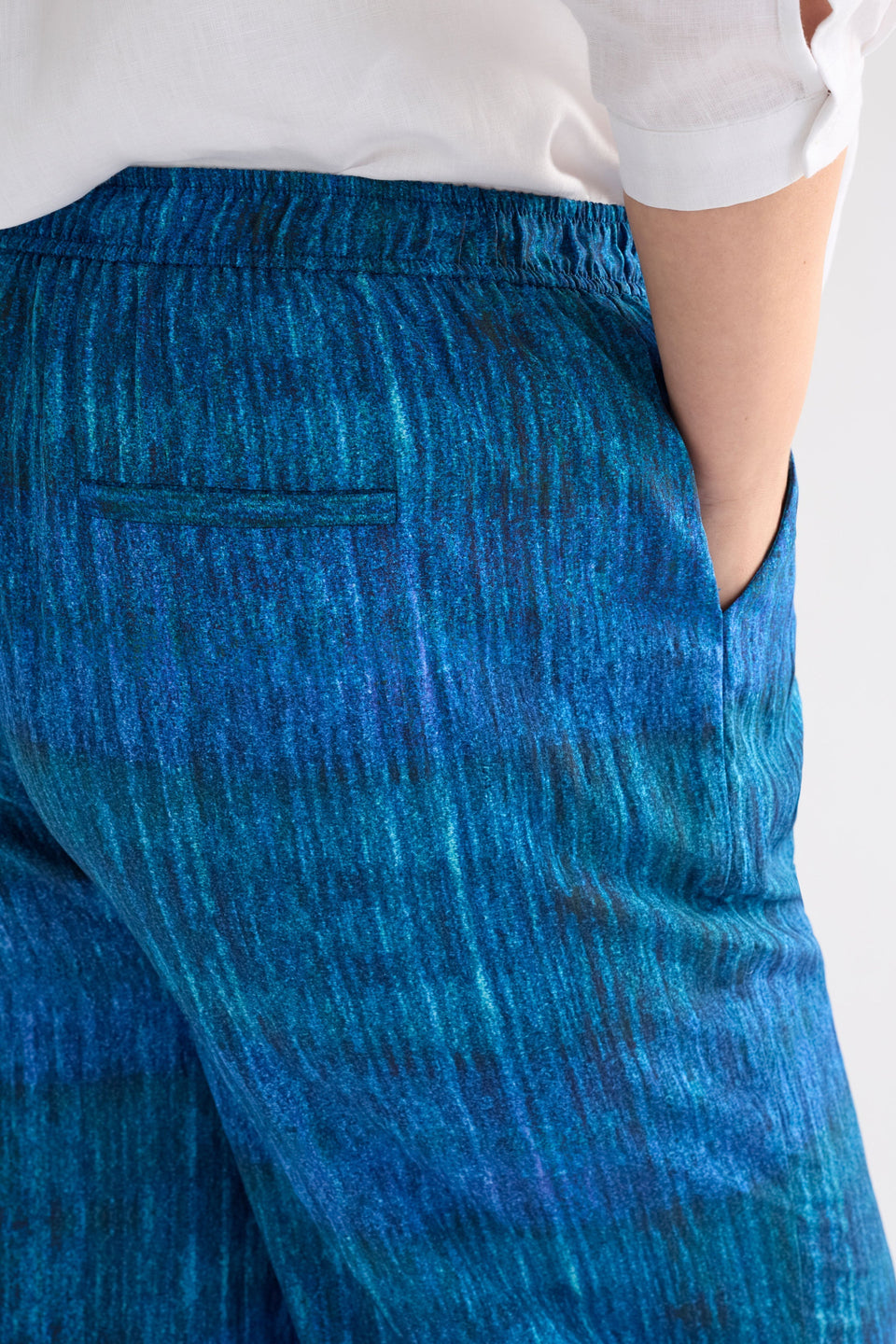 Vaalli Pant on Curve Model side view with pocket | MIKKO PRINT