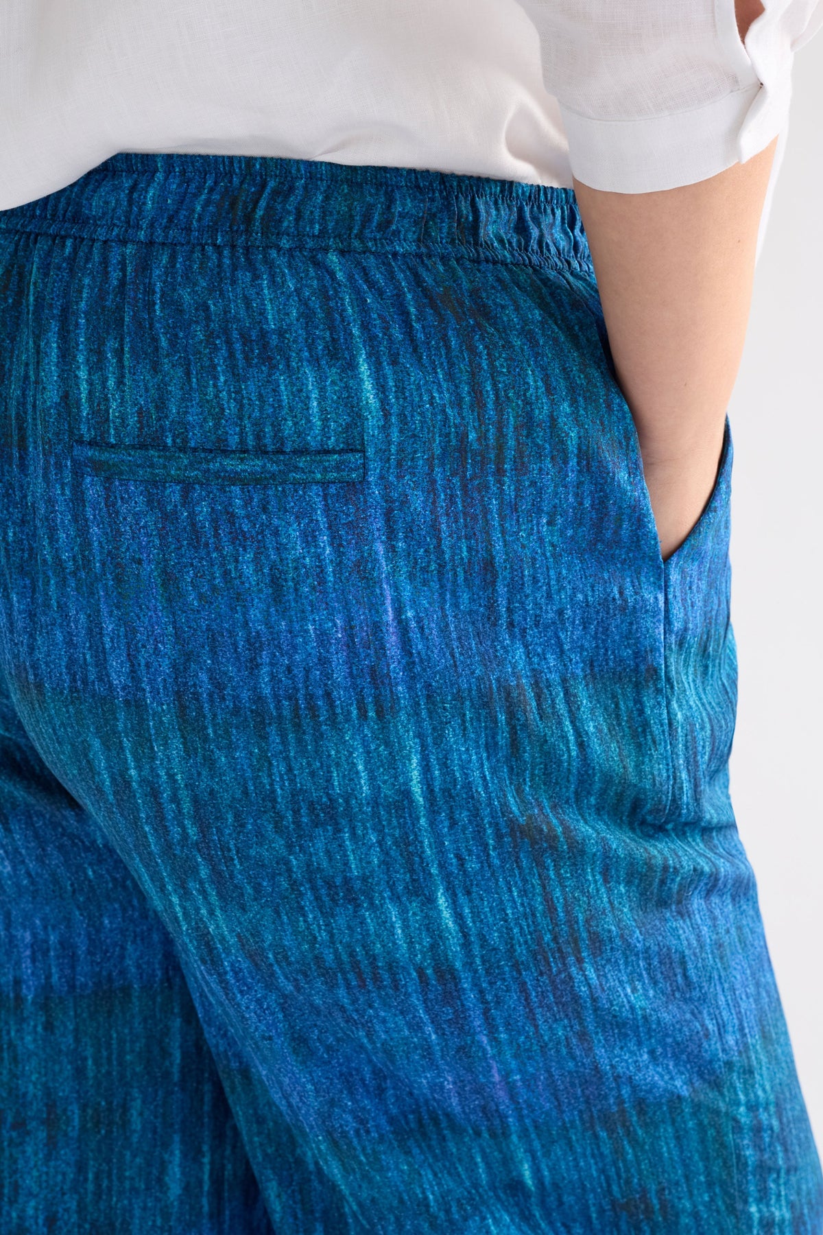 Vaalli Pant on Curve Model side view with pocket | MIKKO PRINT