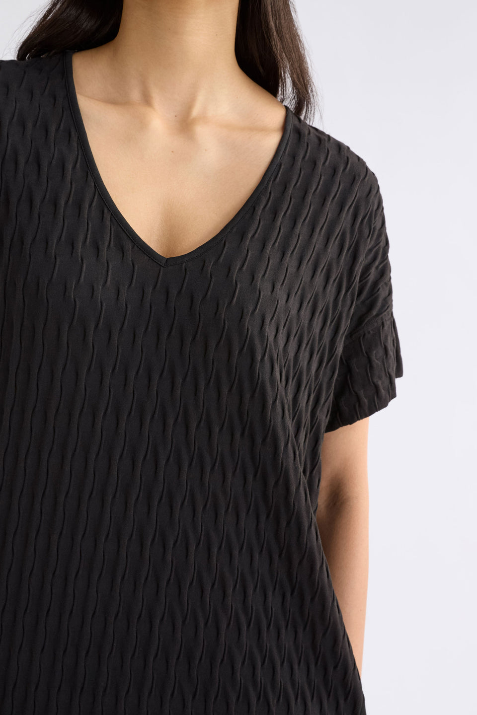 Orta Boxy Textured bubble Jersey Organic Cotton V-neck Long T-shirt Dress Model front detail | BLACK