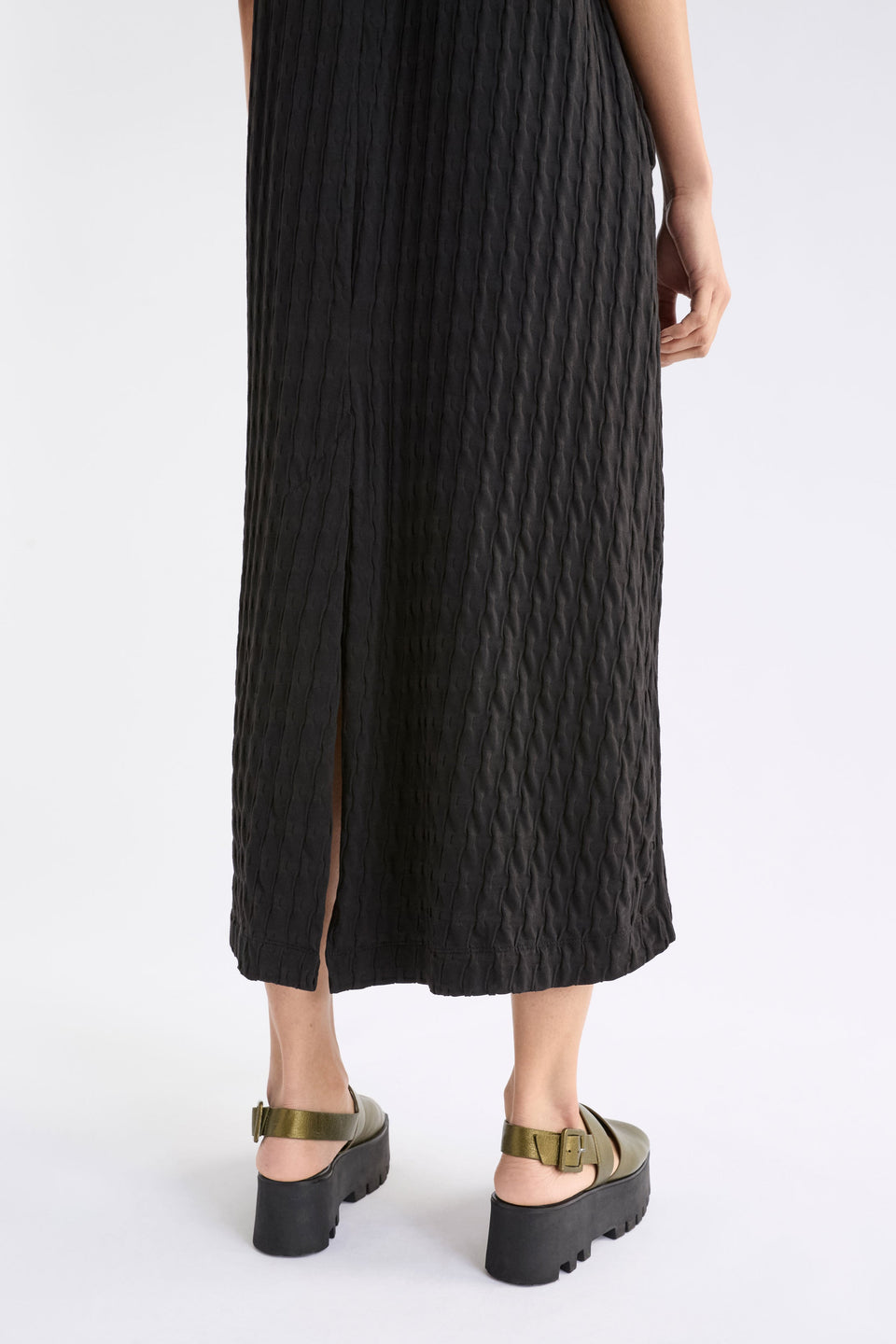 Orta Boxy Textured bubble Jersey Organic Cotton V-neck Long T-shirt Dress Model back detail | BLACK