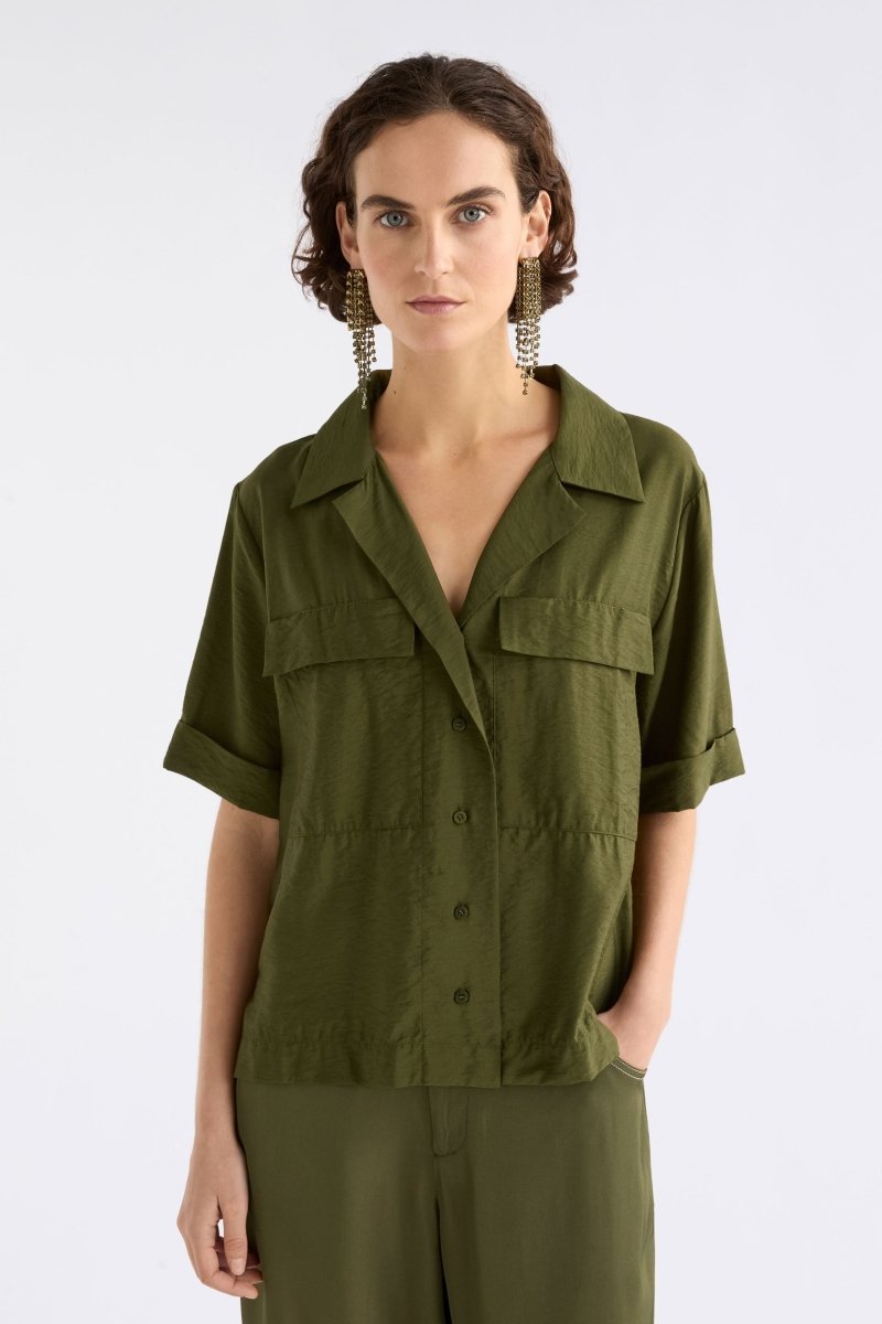 Eine Textured Viscose Relaxed Short Sleeve Shirt with Front Pockets Model Front | BRIGHT OLIVE