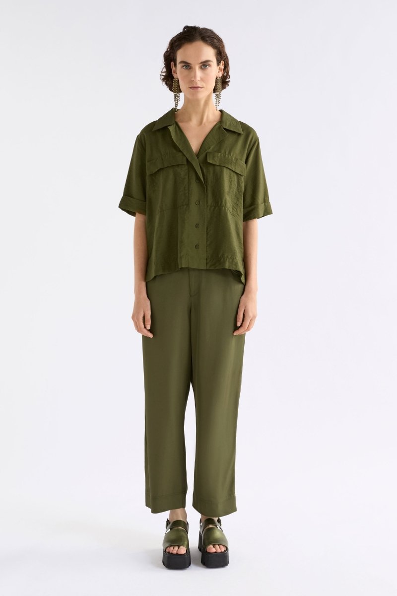 Eine Textured Viscose Relaxed Short Sleeve Shirt with Front Pockets Model Front full Body | BRIGHT OLIVE