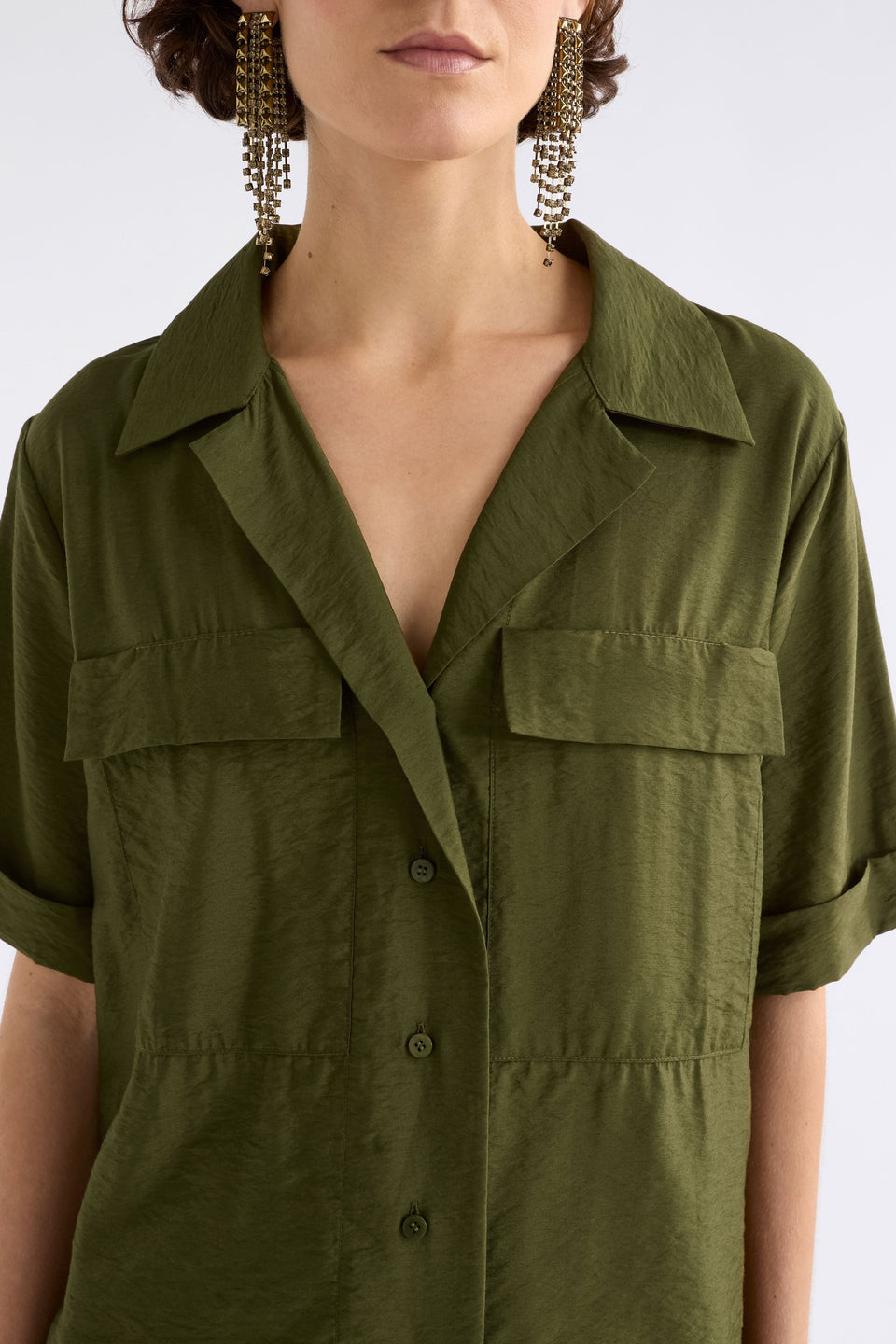 Eine Textured Viscose Relaxed Short Sleeve Shirt with Front Pockets Model Front detail | BRIGHT OLIVE
