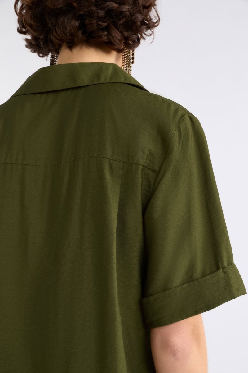 Eine Textured Viscose Relaxed Short Sleeve Shirt with Front Pockets Model back detail | BRIGHT OLIVE