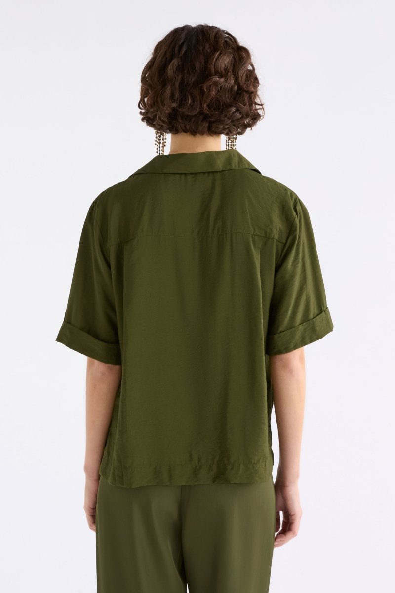Eine Textured Viscose Relaxed Short Sleeve Shirt with Front Pockets Model Back | BRIGHT OLIVE