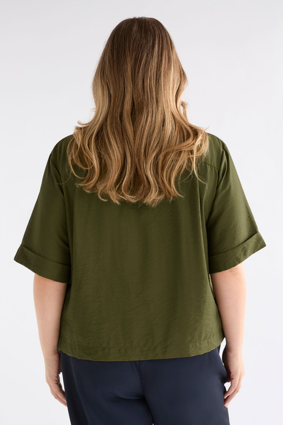 Eine Textured Viscose Relaxed Short Sleeve Shirt with Front Pockets Curve Model back | BRIGHT OLIVE