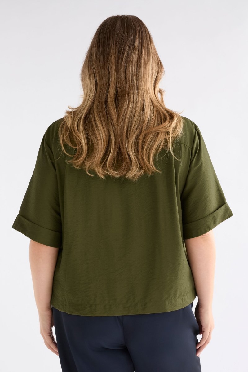 Eine Textured Viscose Relaxed Short Sleeve Shirt with Front Pockets Curve Model back | BRIGHT OLIVE