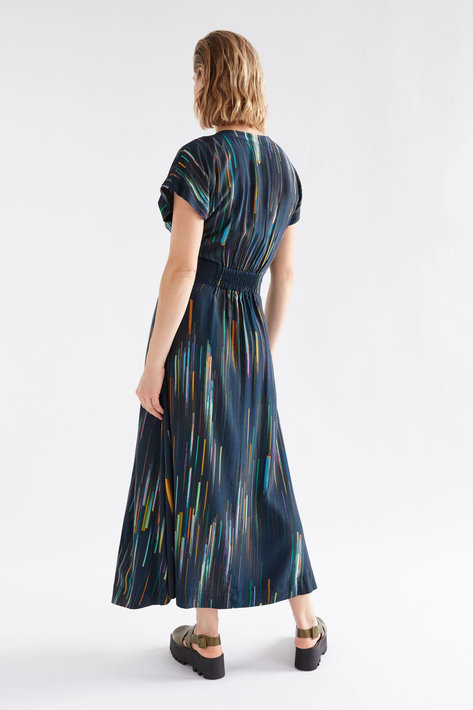 Kayra Print V-Neck Midi Dress Navy Model Back | ALINEA PRINT