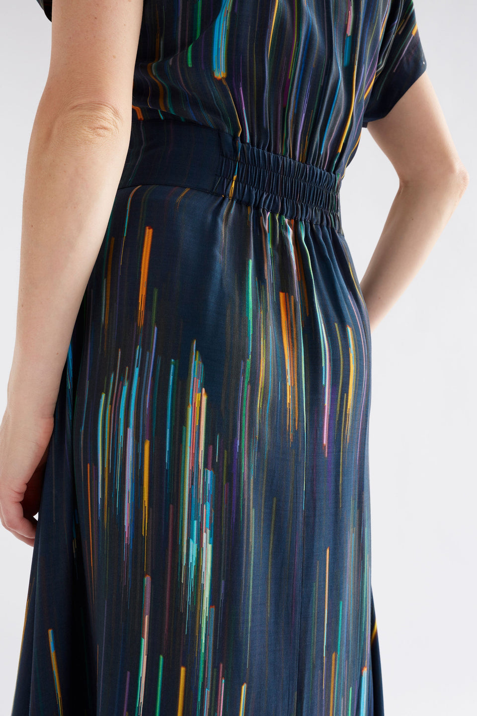 Kayra Print V-Neck Midi Dress Navy Model Back Detail | ALINEA PRINT