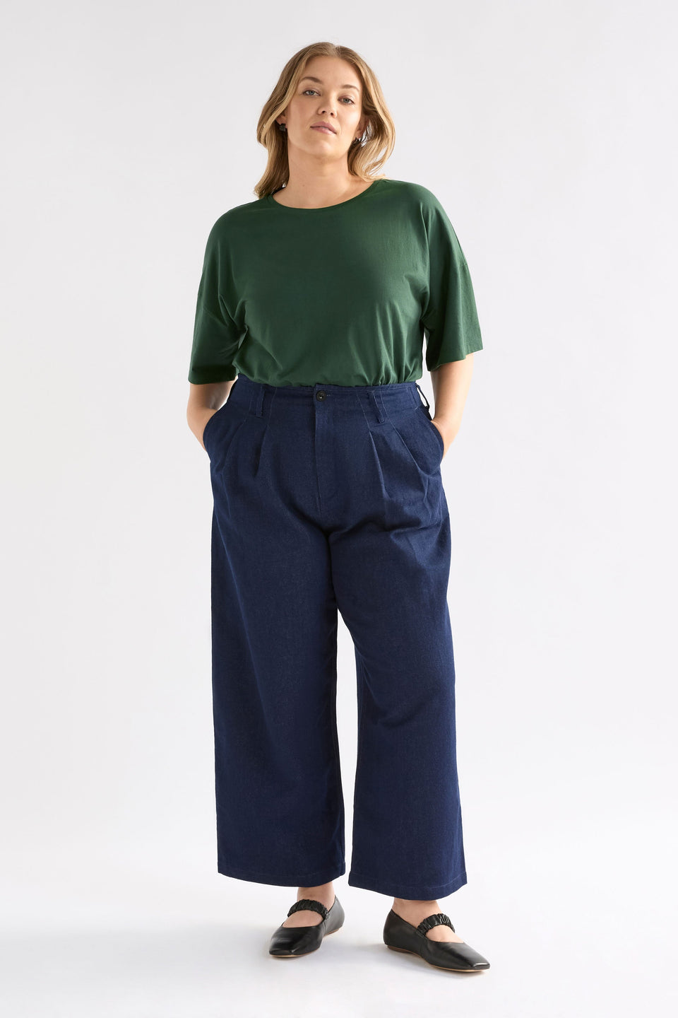 Kovaa Tee on Curve Model Full Length | FIR