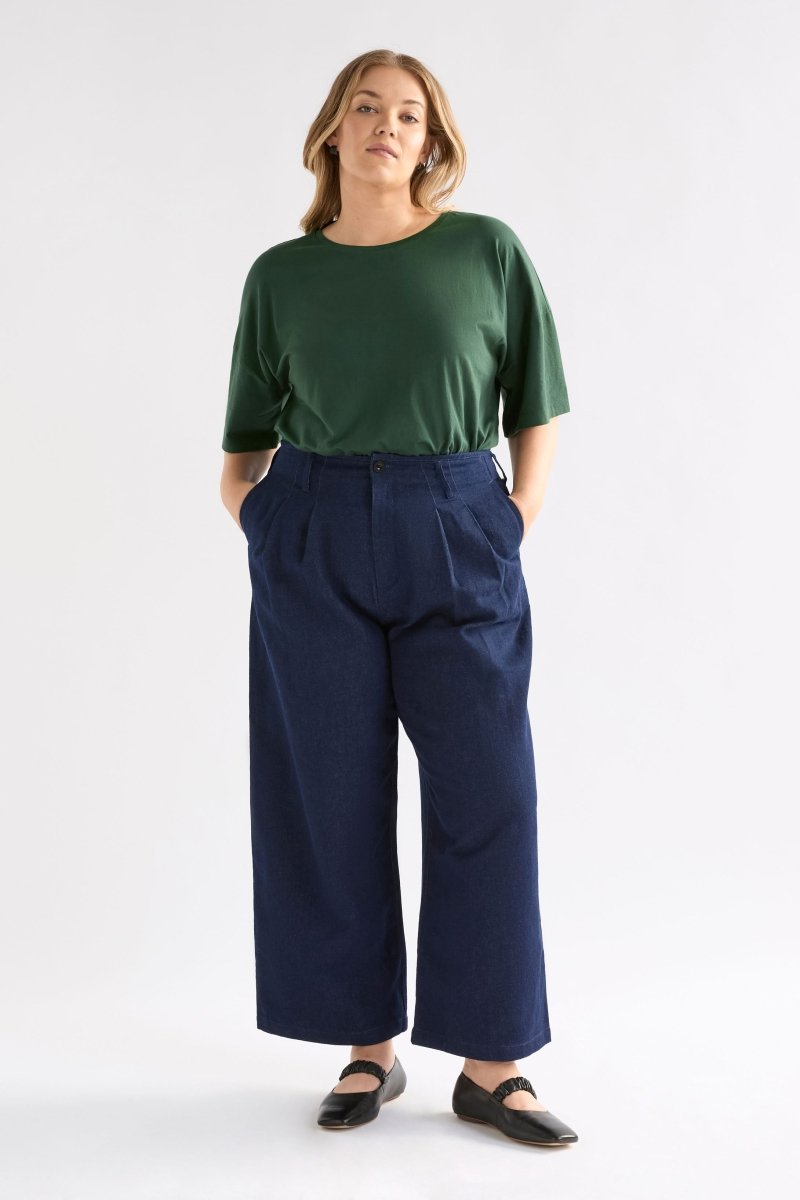 Kovaa Tee on Curve Model Full Length | FIR