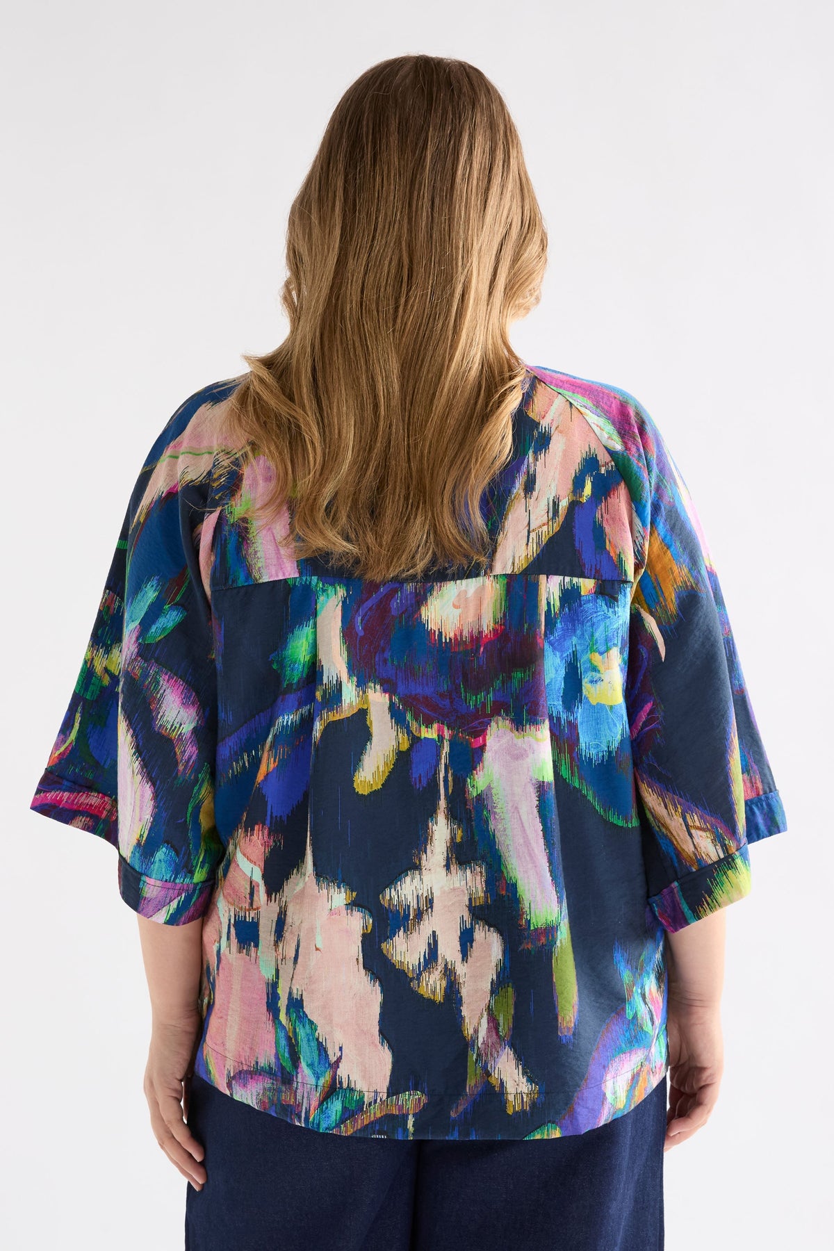 Moda Floral Print Silky V-neck Top Curve Model back | VAARA PRINT