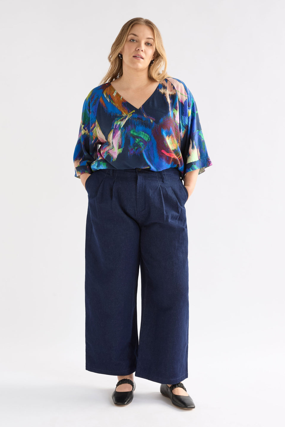 Moda Floral Print Silky V-neck Top Curve Model front full body | VAARA PRINT