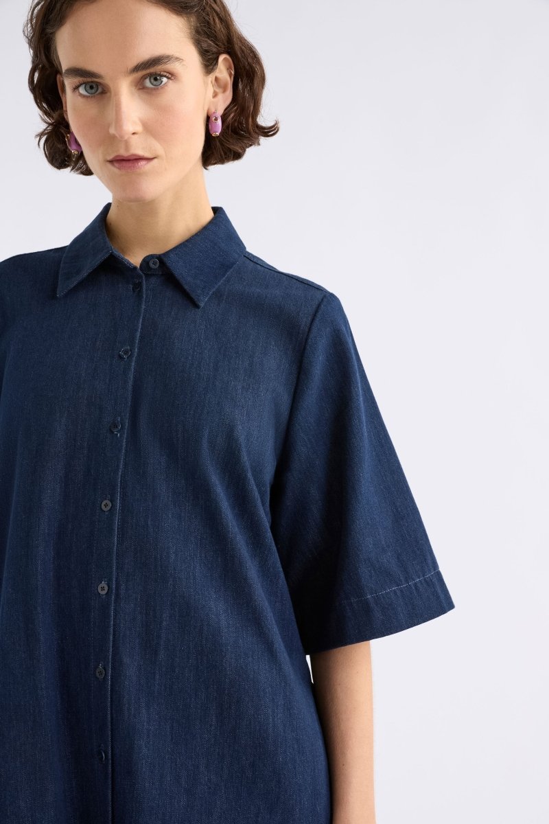 Dennem Boxy Short, Short Sleeve Denim Shirt Dress ELK Model Front crop | DARK BLUE RINSE