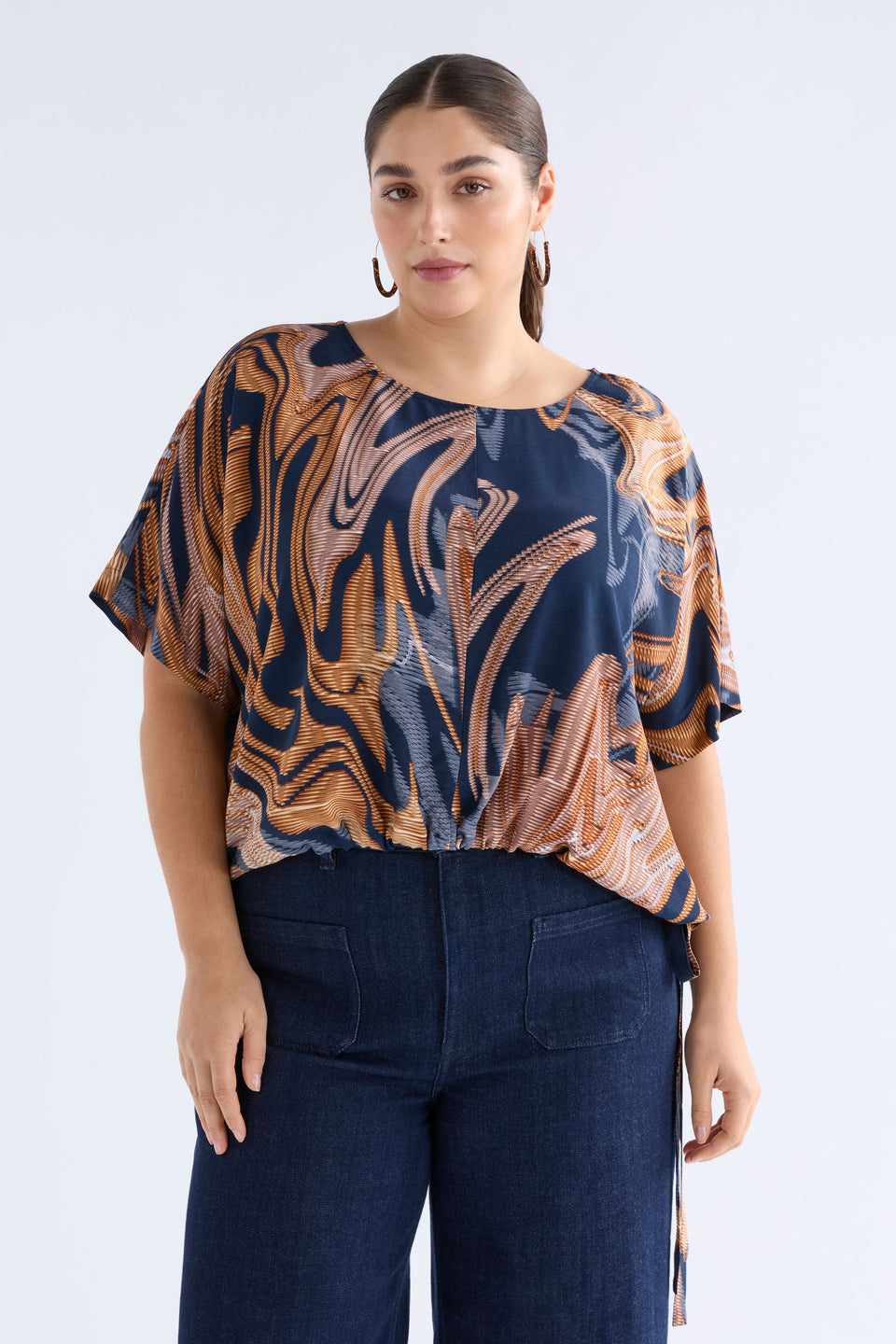 Sondern Flared Front Patch Pocket High Waisted Jean Model Front Full Body | RINSE WASH