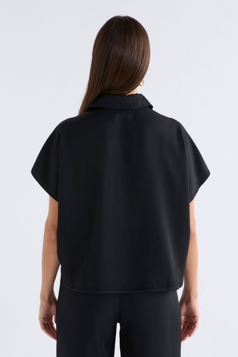 Beton Cropped Short Sleeve Contrast Top Stitch Shirt Model back | BLACK